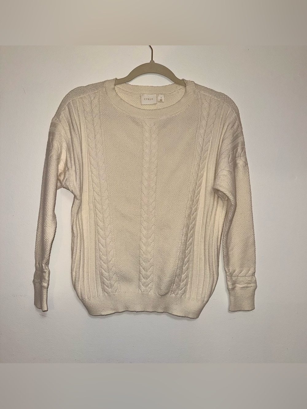 Cyrus Women’s Size S Cream Cable Knit Sweater